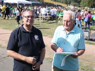 Centrumban a család - fotó: Sándor Judit