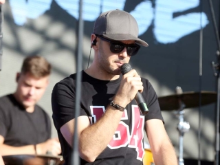 Centrumban a család - fotó: Sándor Judit