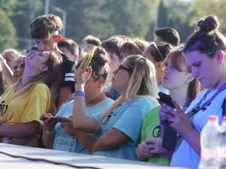 Centrumban a család - fotó: Sándor Judit