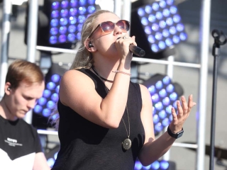 Centrumban a család - fotó: Sándor Judit