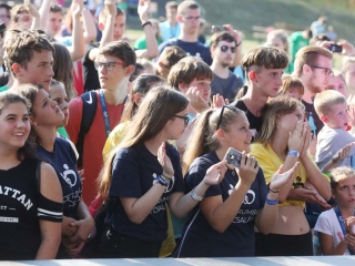 Centrumban a család - fotó: Sándor Judit