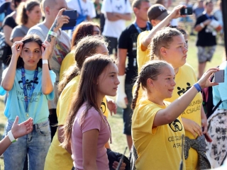 Centrumban a család - fotó: Sándor Judit