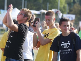 Centrumban a család - fotó: Sándor Judit