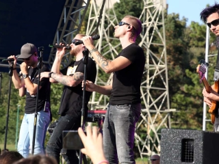 Centrumban a család - fotó: Sándor Judit