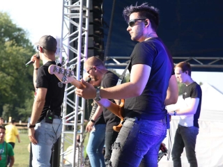 Centrumban a család - fotó: Sándor Judit