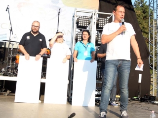 Centrumban a család - fotó: Sándor Judit