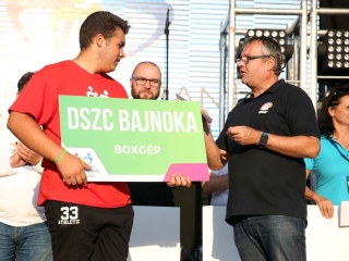 Centrumban a család - fotó: Sándor Judit