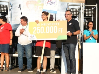 Centrumban a család - fotó: Sándor Judit