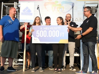 Centrumban a család - fotó: Sándor Judit