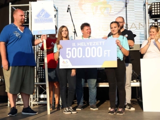 Centrumban a család - fotó: Sándor Judit