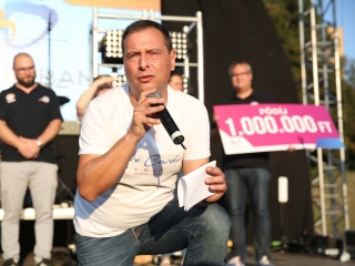 Centrumban a család - fotó: Sándor Judit