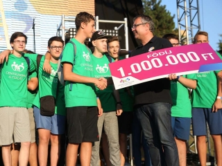 Centrumban a család - fotó: Sándor Judit