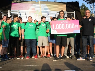 Centrumban a család - fotó: Sándor Judit