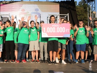 Centrumban a család - fotó: Sándor Judit