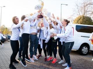 Hazaérkeztek a vízilabdás Szuperlányok - fotó: Ónodi Zoltán