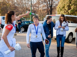 Hazaérkeztek a vízilabdás Szuperlányok - fotó: Ónodi Zoltán
