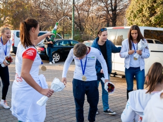 Hazaérkeztek a vízilabdás Szuperlányok - fotó: Ónodi Zoltán