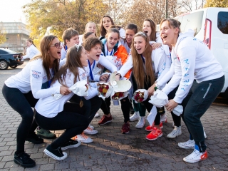 Hazaérkeztek a vízilabdás Szuperlányok - fotó: Ónodi Zoltán