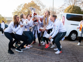 Hazaérkeztek a vízilabdás Szuperlányok - fotó: Ónodi Zoltán