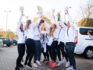 Hazaérkeztek a vízilabdás Szuperlányok - fotó: Ónodi Zoltán