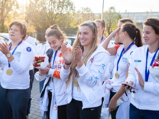 Hazaérkeztek a vízilabdás Szuperlányok - fotó: Ónodi Zoltán