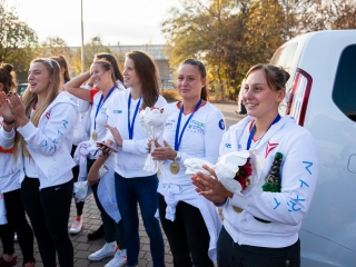 Hazaérkeztek a vízilabdás Szuperlányok - fotó: Ónodi Zoltán