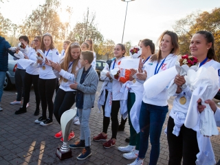 Hazaérkeztek a vízilabdás Szuperlányok - fotó: Ónodi Zoltán