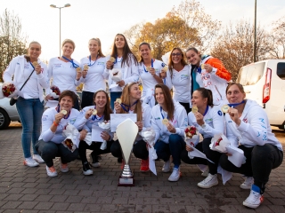 Hazaérkeztek a vízilabdás Szuperlányok - fotó: Ónodi Zoltán