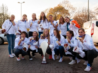 Hazaérkeztek a vízilabdás Szuperlányok - fotó: Ónodi Zoltán