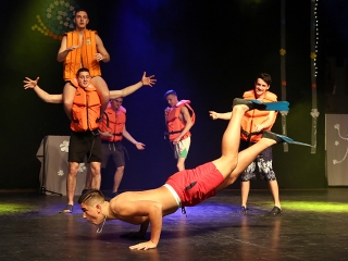 A Dunaferr iskola szalagavatója a sportcsarnokban  - fotó: Sándor Judit