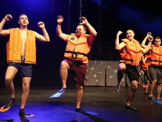 A Dunaferr iskola szalagavatója a sportcsarnokban  - fotó: Sándor Judit