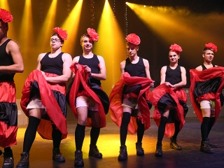 A Dunaferr iskola szalagavatója a sportcsarnokban  - fotó: Sándor Judit