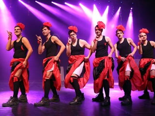 A Dunaferr iskola szalagavatója a sportcsarnokban  - fotó: Sándor Judit