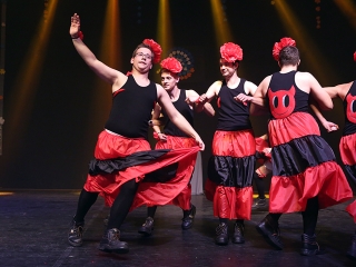 A Dunaferr iskola szalagavatója a sportcsarnokban  - fotó: Sándor Judit