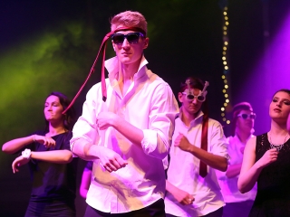 A Dunaferr iskola szalagavatója a sportcsarnokban  - fotó: Sándor Judit