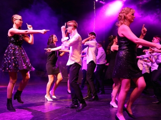 A Dunaferr iskola szalagavatója a sportcsarnokban  - fotó: Sándor Judit