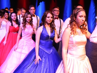 A Dunaferr iskola szalagavatója a sportcsarnokban  - fotó: Sándor Judit