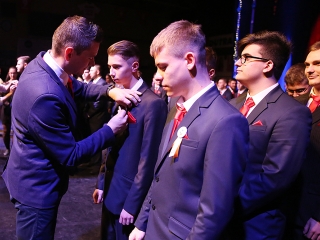 A Dunaferr iskola szalagavatója a sportcsarnokban  - fotó: Sándor Judit