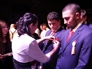 A Dunaferr iskola szalagavatója a sportcsarnokban  - fotó: Sándor Judit