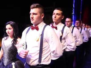 A Dunaferr iskola szalagavatója a sportcsarnokban  - fotó: Sándor Judit