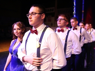 A Dunaferr iskola szalagavatója a sportcsarnokban  - fotó: Sándor Judit