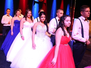 A Dunaferr iskola szalagavatója a sportcsarnokban  - fotó: Sándor Judit