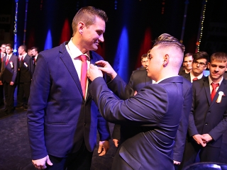 A Dunaferr iskola szalagavatója a sportcsarnokban  - fotó: Sándor Judit