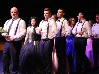 A Dunaferr iskola szalagavatója a sportcsarnokban  - fotó: Sándor Judit