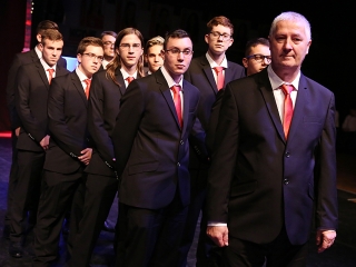 A Dunaferr iskola szalagavatója a sportcsarnokban  - fotó: Sándor Judit