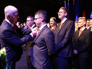 A Dunaferr iskola szalagavatója a sportcsarnokban  - fotó: Sándor Judit