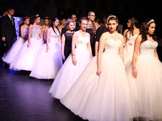 A Dunaferr iskola szalagavatója a sportcsarnokban  - fotó: Sándor Judit