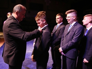 A Dunaferr iskola szalagavatója a sportcsarnokban  - fotó: Sándor Judit