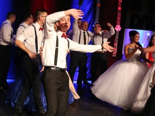 A Dunaferr iskola szalagavatója a sportcsarnokban  - fotó: Sándor Judit