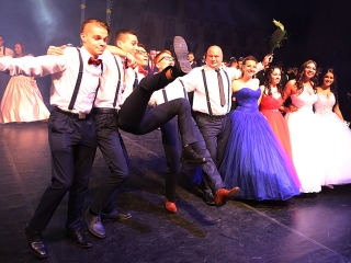 A Dunaferr iskola szalagavatója a sportcsarnokban  - fotó: Sándor Judit